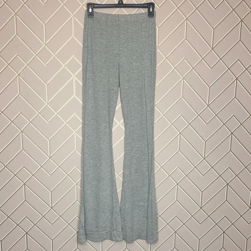 NWOT PrettyLittleThing Light Gray Seamless High-Rise Flare Leggings US 6 Medium - Picture 2 of 3